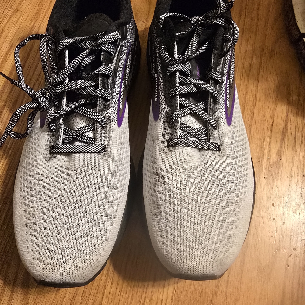 Brooks Women's Gray Running Shoes - Picture 3 of 7